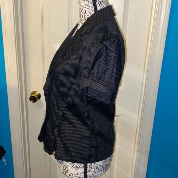 Women’s cute cropped short sleeve pinstriped blazer - Picture 4 of 7